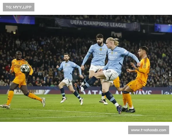 丹麦球迷用烟火拼出FCK巨幕创吉尼斯世界纪录震撼欧冠附加赛